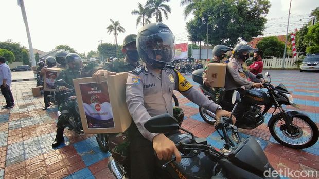 TNI dan Polisi di Bandung bersiap membagikan bantuan ke warga yang terdampak PPKm Darurat