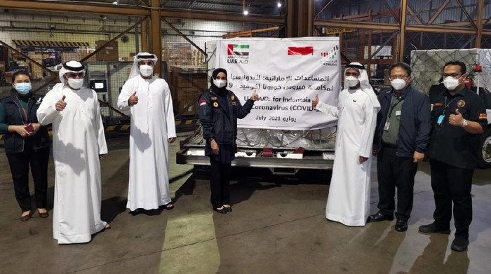 Pemerintah Uni Emirat Arab (UEA) memberikan bantuan kesehatan ke Indonesia untuk mengatasi COVID-19. 54 Ton bantuan diserahkan pada Jumat (16/7).