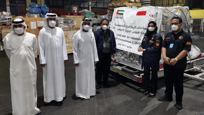 Pemerintah Uni Emirat Arab (UEA) memberikan bantuan kesehatan ke Indonesia untuk mengatasi COVID-19. 54 Ton bantuan diserahkan pada Jumat (16/7).