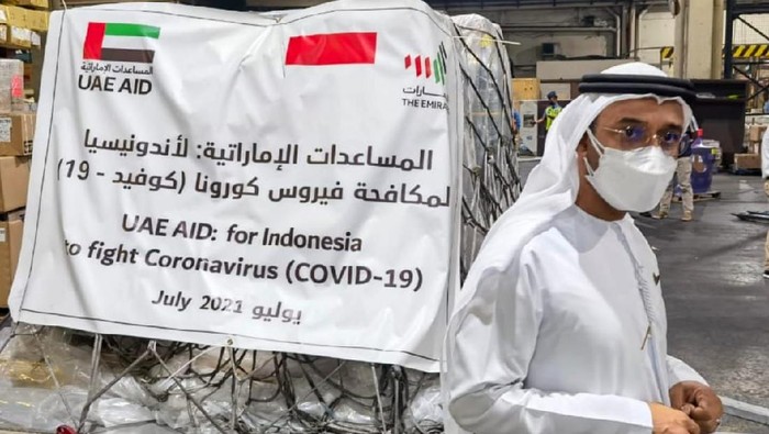 UEA Kirim 54 Ton Bantuan Kesehatan ke Indonesia untuk Perangi COVID-19 Pemerintah Uni Emirat Arab (UEA) memberikan bantuan kesehatan ke Indonesia untuk mengatasi COVID-19. 54 Ton bantuan diserahkan pada Jumat (16/7).
