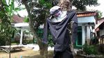Usir Corona, Warga di Lumajang Pasang Boneka Orang-orangan di Depan Rumah