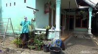 Pemasangan boneka orang-orangan ini bermula dari kejadian aneh yang dialami warga. Warga itu mengalami teror pintu rumahnya diketuk saat tengah malam. Namun , setelah pintu dibuka ternyata tidak ada orang.  