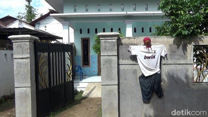 Warga di 3 RT di Desa Kutorenon, Lumajang, memasang boneka orang-orangan di depan rumah mereka. Hal ini dipercaya dapat menangkal wabah, termasuk corona.