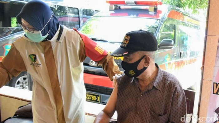 Polisi di Bondowoso menggunakan strategi jemput bola dalam vaksinasi COVID-19. Warga yang kesulitan hadir ke tempat vaksinasi dijemput dan diantar kembali oleh petugas.