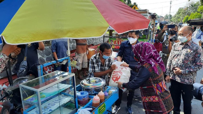 Wali Kota Mojokerto Saat Memberikan Sembako