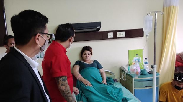 Wanita Dipukul Satpol PP Gowa, Amriana sedang duduk