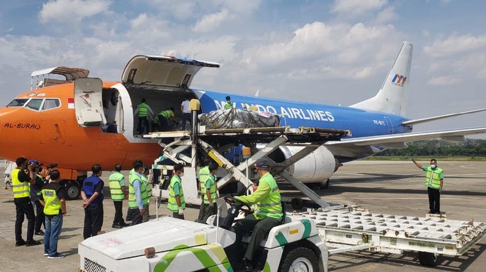 200 tabung oksigen dari Singapura diturunkan dari pesawat di Bandara Adi Soemarmo, Boyolali, untuk dikirim ke Solo, Sabtu (17/7/2021).