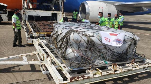 200 tabung oksigen dari Singapura diturunkan dari pesawat di Bandara Adi Soemarmo, Boyolali, untuk dikirim ke Solo, Sabtu (17/7/2021).