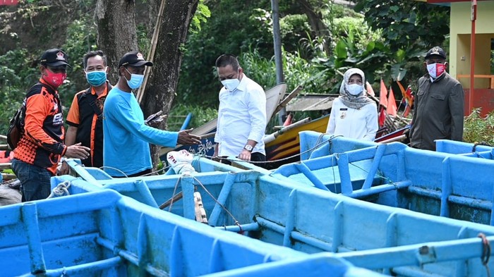 Bupati Kebumen Bantu Nelayan Perbaiki Kapal Rusak Diterjang Ombak