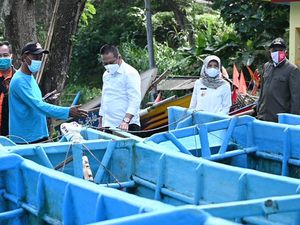 Bupati Kebumen Bantu Nelayan Perbaiki Kapal Rusak Diterjang Ombak