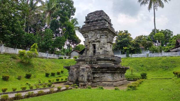 candi sawentar di kec kanigoro blitar
