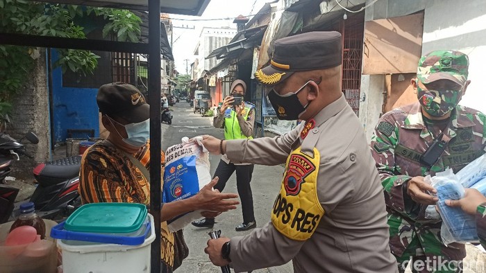 Dampak PPKM Darurat, Penjual Bubur Keliling Ini Harus Dorong Gerobak Lebih Jauh