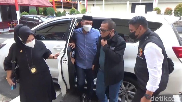 Eks Sekretaris Satpol PP Gowa Mardani Hamdan (pakai peci) pemukul pasutri tiba di Polres Gowa.