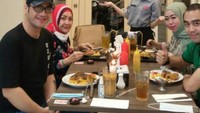 Menilik Instagramnya ternyata Ferry dikenal sebagai foodies. Ia sering mengungah foto-foto makanan mulai dari seafood, roti dan aneka lauk. Foto: Instagram @ferryirawanofficial