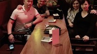 Kecintaannya pada makanan membuat Ferry Irawan sering menghabiskan waktu kulineran di restoran-restoran, seperti yang terlihat pada foto ini. Foto: Instagram @ferryirawanofficial