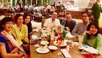 Ferry Irawan biasanya menghabiskan waktu untuk kuliner bersama teman atau keluarga. Dalam momen ini ia nongkrong di kafe bersama teman-temannya. Foto: Instagram @ferryirawanofficial