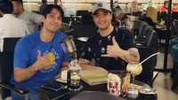 Nongkrong di kafe bersama teman, Ferry Irawan memesan minuman segar. Foto: Instagram @ferryirawanofficial