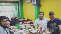 Nah, kalau yang satu ini adalah momen Ferry Irawan saat kulineran di restoran. Ia memesan aneka menu dan tersaji memenuhi meja. Foto: Instagram @ferryirawanofficial