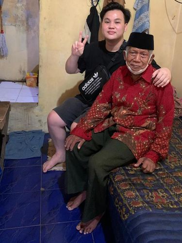 Foto Andrew Dinata yang membuat konten berbagi kepada sesama di TikTok.