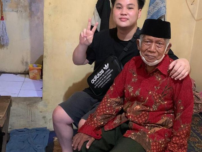 Wanita ini viral diTikTok, membagikan uang di tengah PPKM. Wanita ini viral diTikTok, membagikan uang di tengah PPKM.