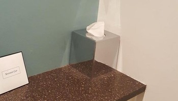 Apakah kotak itu transparan? Foto: dok reddit.com/confusing_perspective