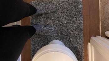 Kaos kaki yang menyatu dengan keset. Foto: dok reddit.com/confusing_perspective