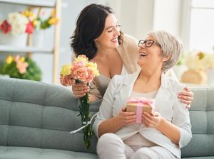 8 Ide Kado Ulang Tahun Berkesan untuk Mertua biar Makin Disayang