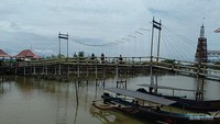 Tampak jembatan, perahu dan spot foto terbuat dari bahan bambu dan kayu