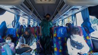 Menjelang hari raya Idul Adha yang akan jatuh pada hari Selasa (20/7), Terminal Kampung Rambutan sepi pemudik.  