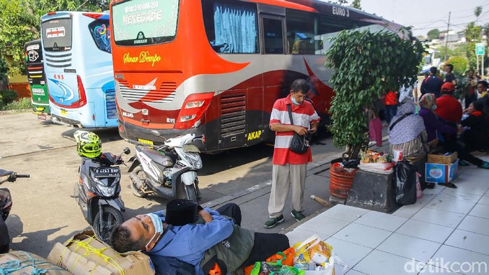 Suasana lengang tampak terlihat di kawasan Terminal Kampung Rambutan, Jakarta, Sabtu (17/7/20210).
