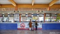 Loket yang biasanya ramai calon penumpang kini juga sepi.  