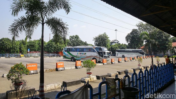 Jelang Idul Adha, Terminal Kampung Rambutan Sepi Suasana lengang tampak terlihat di kawasan Terminal Kampung Rambutan, Jakarta, Sabtu (17/7/20210).