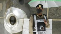 Otoritas Arab Saudi telah menjaga ketat pintu utama menuju Masjidil Haram, guna mencegah warga yang tak memiliki izin. 