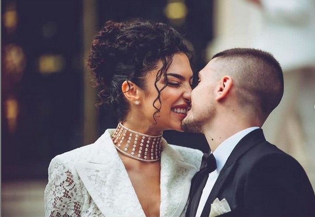 Marco Veratti dan Jessica Aidi menikah di Paris pada Kamis (15/7/2021) atau empat hari setelah timnas Italia memenangkan Piala Eropa 2020. Acara tersebut berlangsung sederhana dengan hanya dihadiri keluarga dan kerabat dekat. Rekan-rekan Verrati di Paris Saint-Germain juga diundang di hari spesialnya. Ini merupakan pernikahan kedua bagi Verratti. Dari pernikahan terdahulu, ia telah dikaruniai dua anak. (Foto: Instagram/@jessicaaidi)