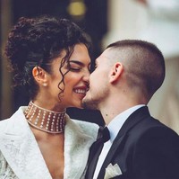 Marco Veratti dan Jessica Aidi menikah di Paris pada Kamis (15/7/2021) atau empat hari setelah timnas Italia memenangkan Piala Eropa 2020. Acara tersebut berlangsung sederhana dengan hanya dihadiri keluarga dan kerabat dekat. Rekan-rekan Verrati di Paris Saint-Germain juga diundang di hari spesialnya. Ini merupakan pernikahan kedua bagi Verratti. Dari pernikahan terdahulu, ia telah dikaruniai dua anak. (Foto: Instagram/@jessicaaidi)