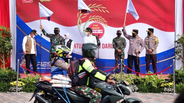 Kapolri Jenderal Polisi Listyo Sigit Prabowo bersama Panglima TNI Marsekal Hadi Tjahjanto