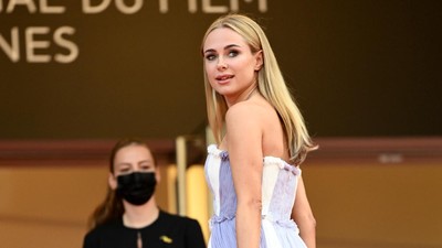 Foto: Pamer Kaki Jenjang, Artis Ini Saingi Seksinya Pacar Ronaldo di Cannes