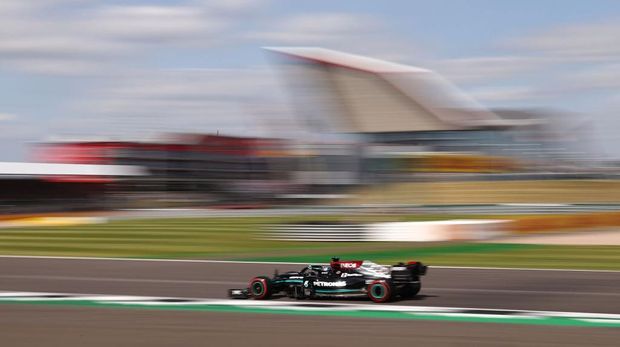 NORTHAMPTON, ENGLAND - JULY 16: Lewis Hamilton of Great Britain driving the (44) Mercedes AMG Petronas F1 Team Mercedes W12 during practice ahead of the F1 Grand Prix of Great Britain at Silverstone on July 16, 2021 in Northampton, England. (Photo by Lars Baron/Getty Images)