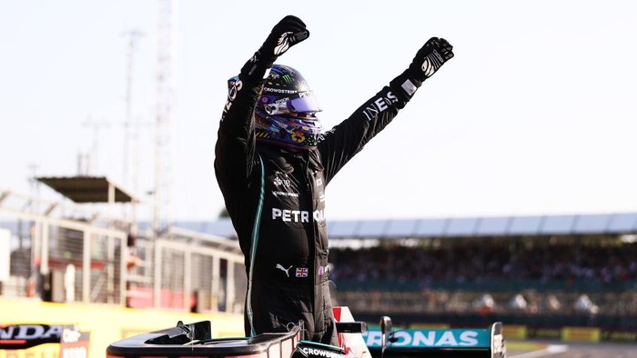 NORTHAMPTON, ENGLAND - JULY 16: Fastest qualifier Lewis Hamilton of Great Britain and Mercedes GP celebrates in parc ferme during qualifying ahead of the F1 Grand Prix of Great Britain at Silverstone on July 16, 2021 in Northampton, England. (Photo by Lars Baron/Getty Images)