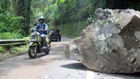 Longsor batu besar dari gunung tersebut mengganggu arus lalu lintas, dan insiden terjadi akibat curah hujan yang tinggi melanda Kota Ternate sejak Jumat (16/7).