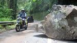 Ngeri! Longsor Batu Besar Halangi Jalan di Ternate