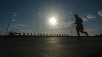 Warga berolahraga di pedestrian Pantai Padang, Sumatera Barat, Jumat (16/7/2021).  