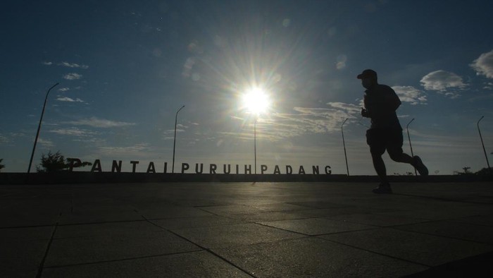 Warga berolahraga di pedestrian Pantai Padang, Sumatera Barat, Jumat (16/7/2021). Warga memanfaatkan kawasan objek wisata Pantai Padang yang ditutup selama penerapan PPKM darurat untuk berolahraga ANTARA FOTO/Iggoy el Fitra