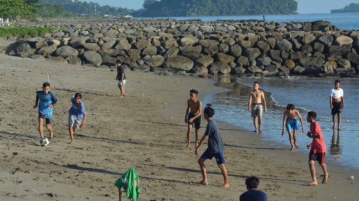 Warga berolahraga di pedestrian Pantai Padang, Sumatera Barat, Jumat (16/7/2021). Warga memanfaatkan kawasan objek wisata Pantai Padang yang ditutup selama penerapan PPKM darurat untuk berolahraga ANTARA FOTO/Iggoy el Fitra