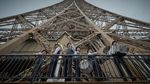 Melihat Cakrawala Kota Paris dari Menara Eiffel