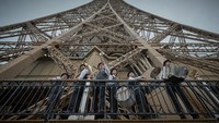 Menara Eiffel dibuka kembali untuk pertama kalinya dalam lebih dari 8 bulan pada 16 Juli 2021.  