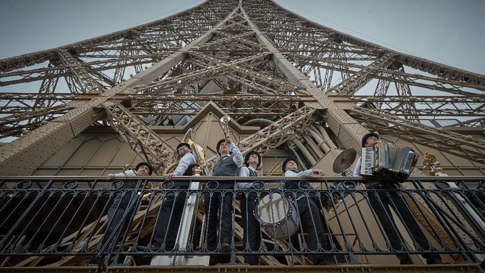 PARIS, FRANCE - JULY 16: Visitors walk down from the top of the Eiffel Tower as the iconic landmark reopened for the first time in over 8 months on July 16, 2021 in Paris, France. The iconic Paris landmark has been closed since October 30th, 2020, due to the Coronavirus Pandemic restrictions, its longest closure since WWII. (Photo by Kiran Ridley/Getty Images)