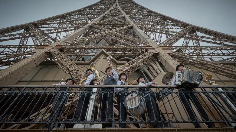 Melihat Cakrawala Kota Paris dari Menara Eiffel PARIS, FRANCE - JULY 16: Visitors walk down from the top of the Eiffel Tower as the iconic landmark reopened for the first time in over 8 months on July 16, 2021 in Paris, France. The iconic Paris landmark has been closed since October 30th, 2020, due to the Coronavirus Pandemic restrictions, its longest closure since WWII. (Photo by Kiran Ridley/Getty Images)
