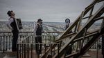 Melihat Cakrawala Kota Paris dari Menara Eiffel