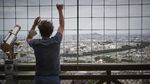 Melihat Cakrawala Kota Paris dari Menara Eiffel